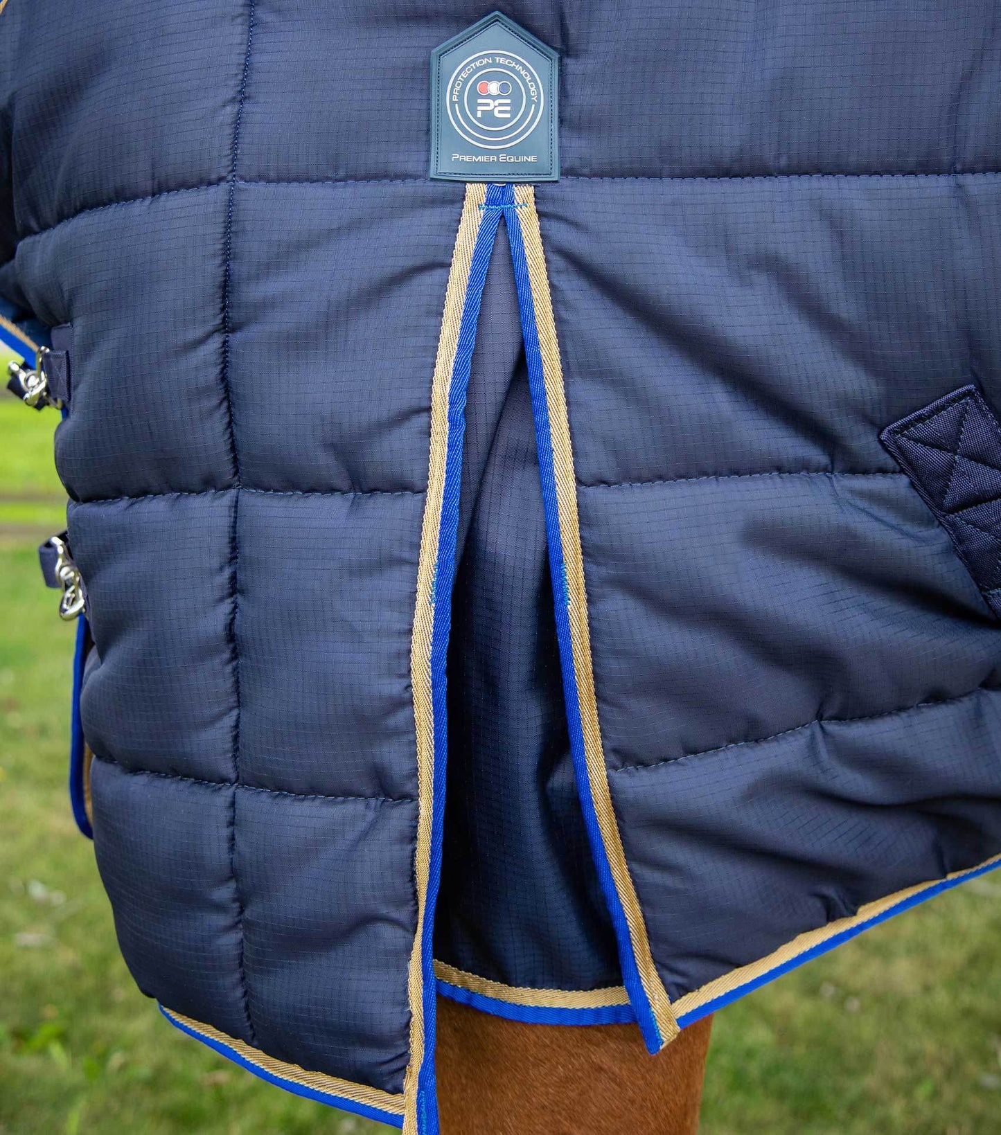 Premier Equine Garissa Stable Rug 400g Navy - N P Equestrian & Pet Supplies Ltd